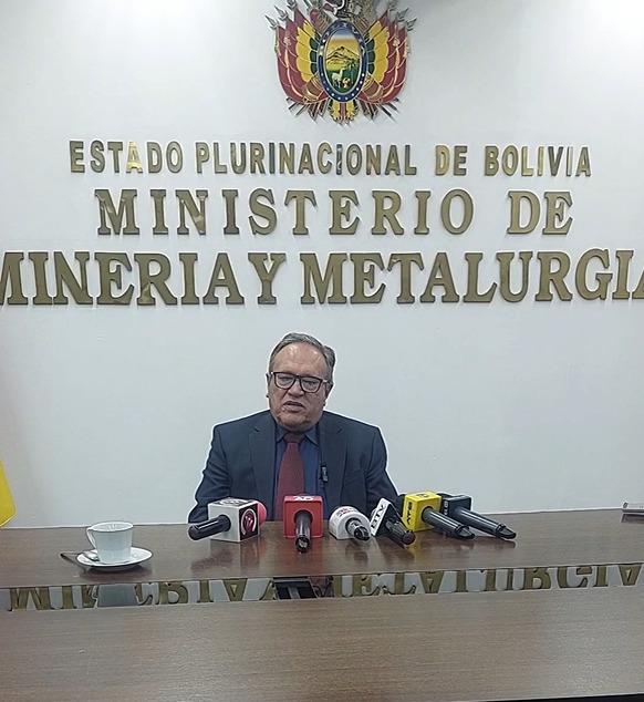 El ministro de Minería y Metalurgia, Marco Antonio Calderón, en conferencia de prensa