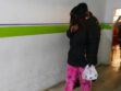 La segunda mujer aprehendida es trasladada por efectivos policiales