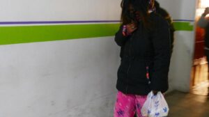 La segunda mujer aprehendida es trasladada por efectivos policiales