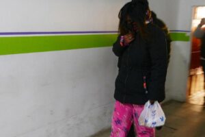 La segunda mujer aprehendida es trasladada por efectivos policiales