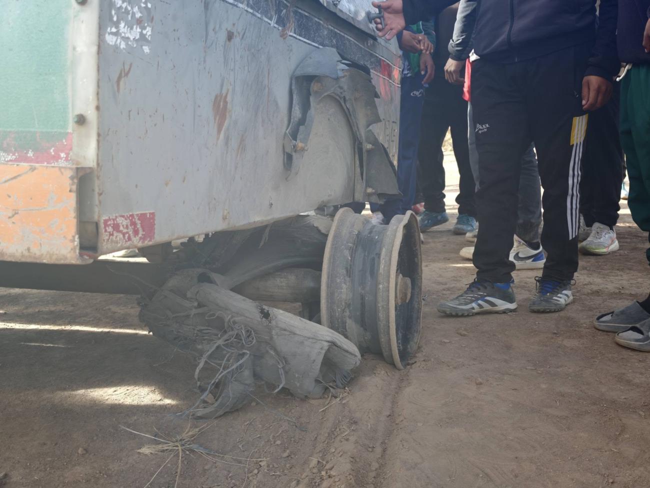 Detalle del daño en una rueda, rastro clave que permitió ubicar el equipo