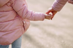 Las manos de una niña y su mamá