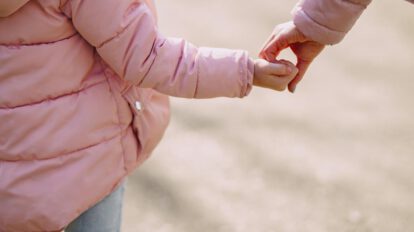 Las manos de una niña y su mamá