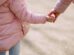 Las manos de una niña y su mamá