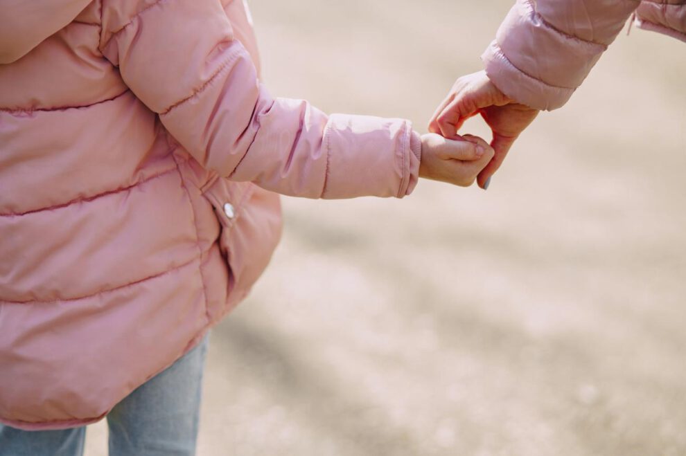 Las manos de una niña y su mamá