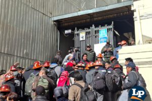 Minero de la Fstmb ingresando el Ministerio de Hidrocarburos para reunirse con el Ejecutivo