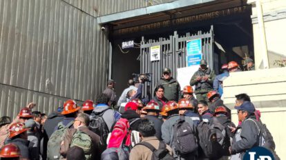 Minero de la Fstmb ingresando el Ministerio de Hidrocarburos para reunirse con el Ejecutivo