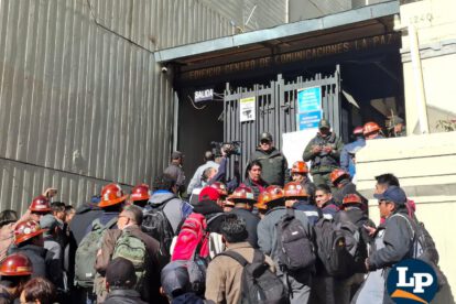 Minero de la Fstmb ingresando el Ministerio de Hidrocarburos para reunirse con el Ejecutivo