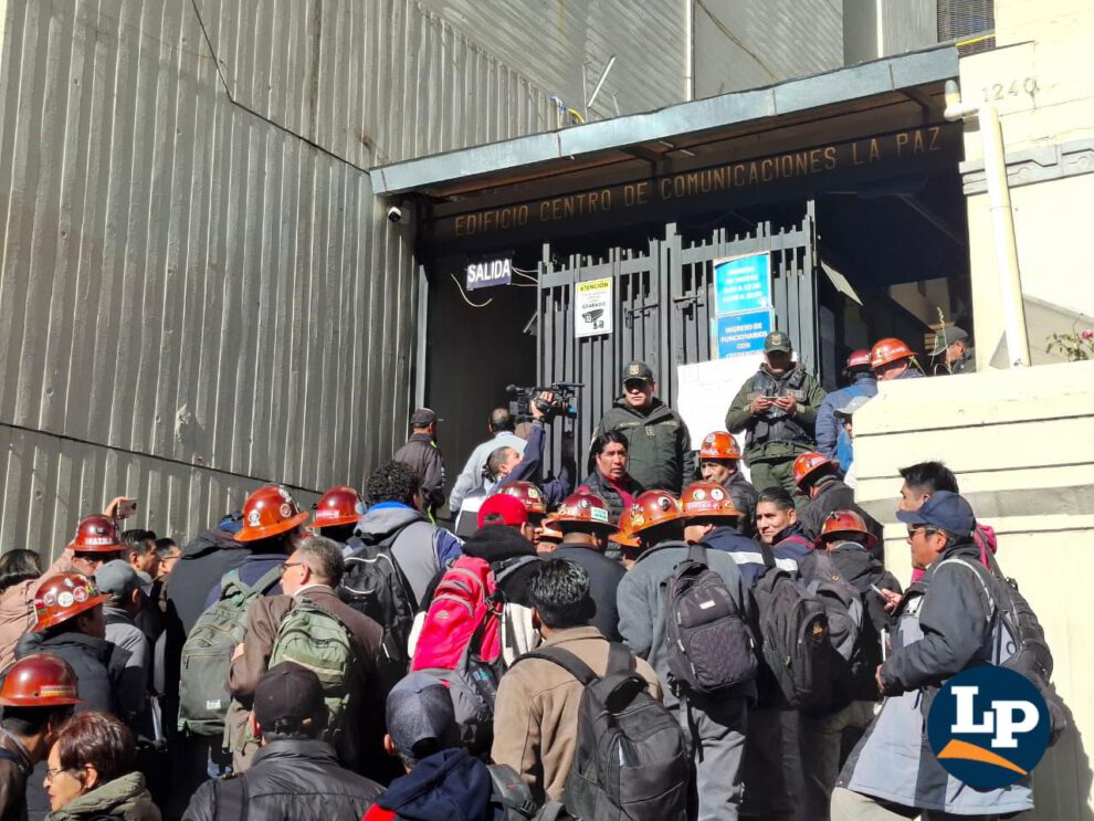 Minero de la Fstmb ingresando el Ministerio de Hidrocarburos para reunirse con el Ejecutivo