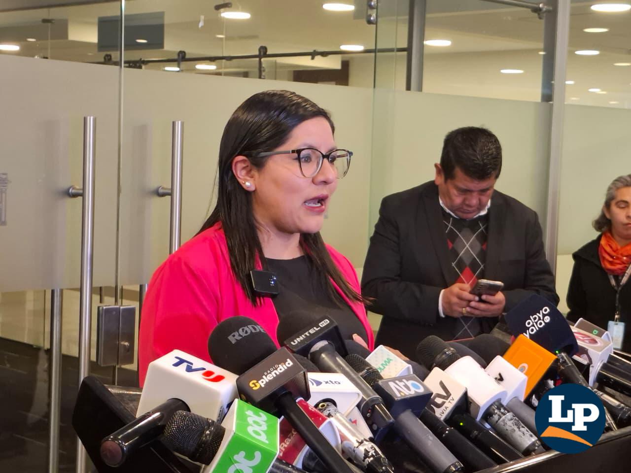La diputada Claros en conferencia de prensa