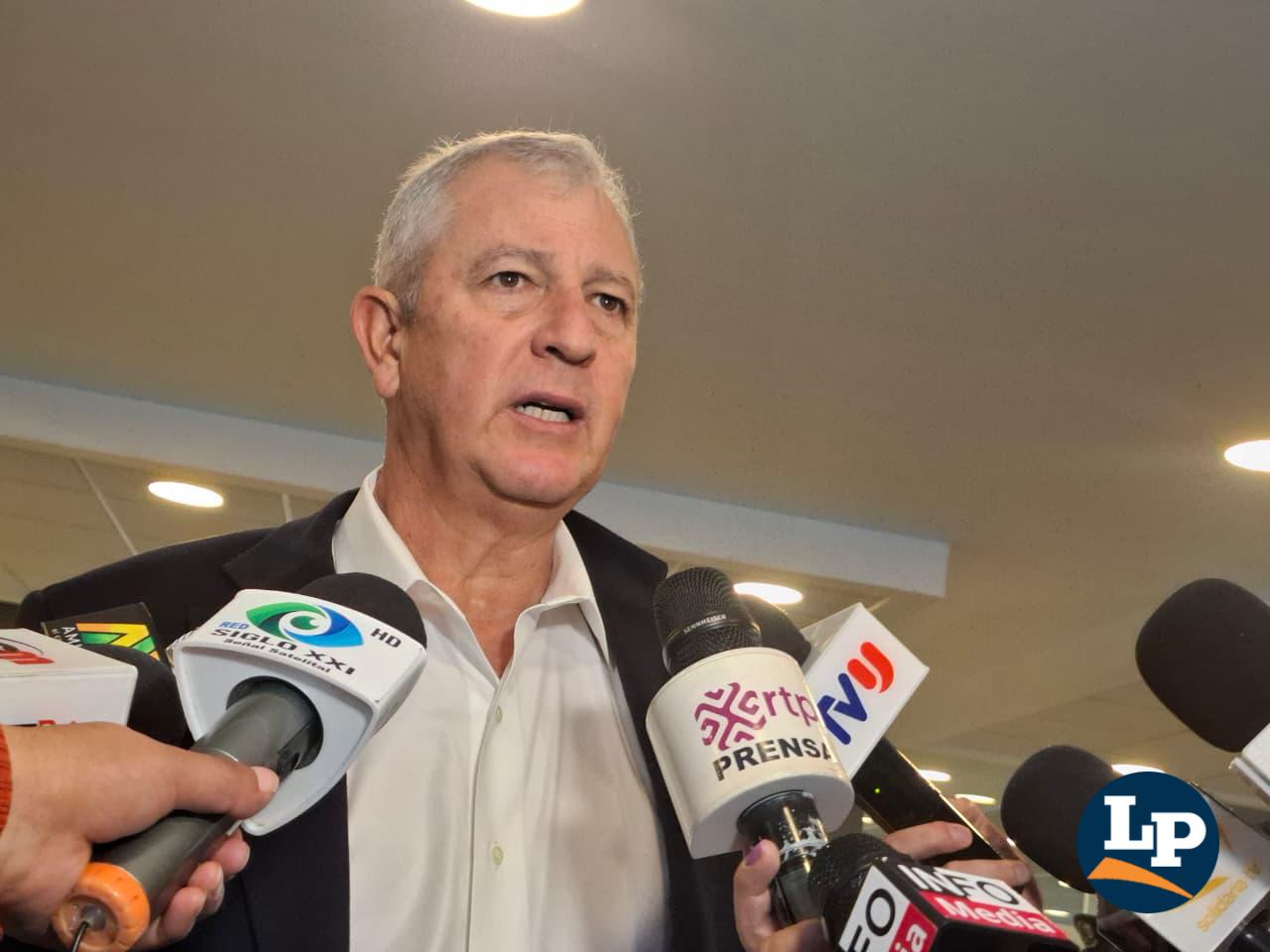 El senador Marinkovic en conferencia de prensa