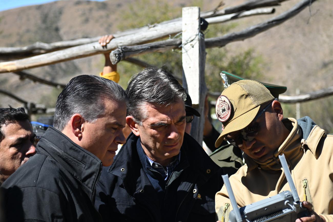 El presidente Rodrigo Paz supervisó en territorio las labores de sofocación con robots erizo, drones térmicos y más de 300 efectivos de primera línea