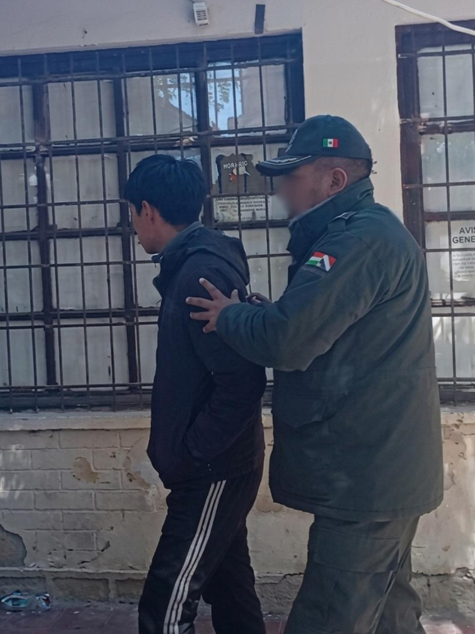 Personal policial custodiando al aprehendido