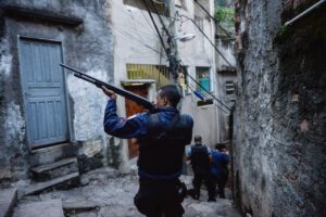 Un policía con un arma