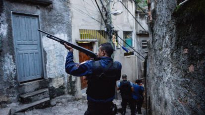 Un policía con un arma