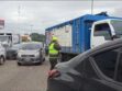 Un oficial con un camión y otros autos