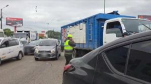 Un oficial con un camión y otros autos
