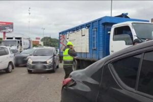 Un oficial con un camión y otros autos