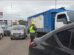 Un oficial con un camión y otros autos