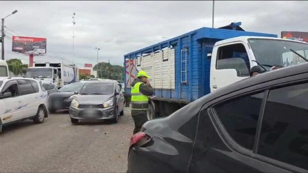 Un oficial con un camión y otros autos