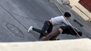 Joven agrede a adulto mayor