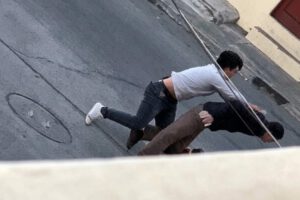 Joven agrede a adulto mayor