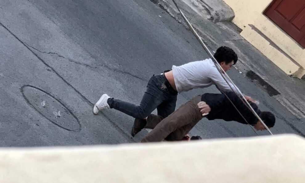 Joven agrede a adulto mayor