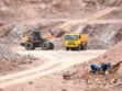 Un tractor cargando tierra a una bolqueta