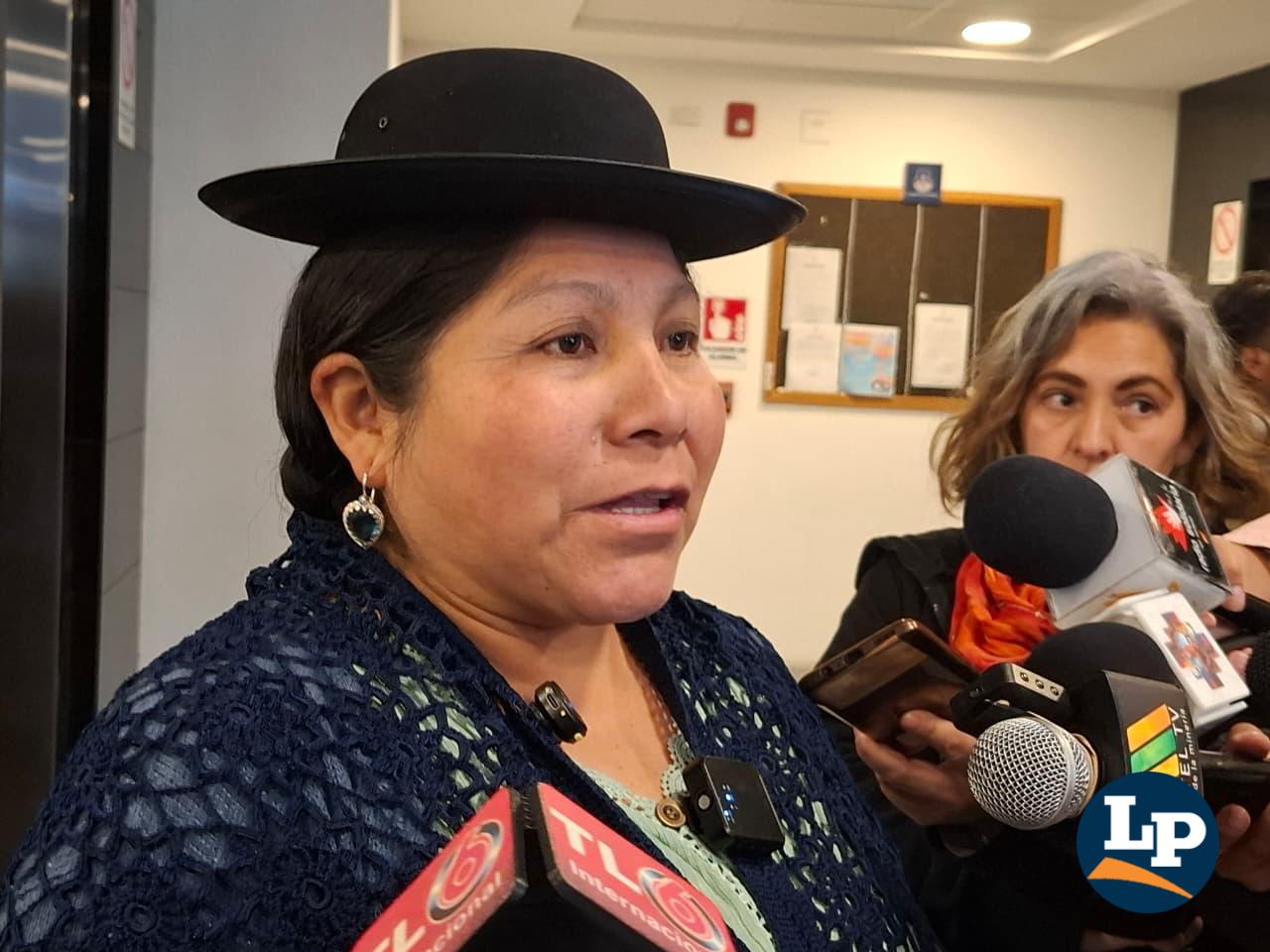 La senadora Siñani en conferencia de prensa