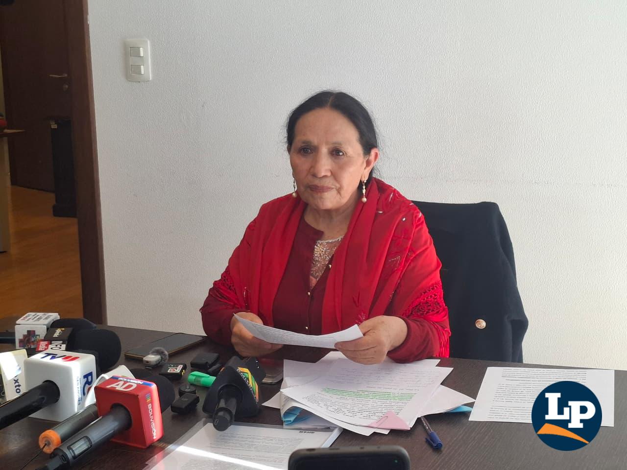 La senadora Yarhui en conferencia de presa