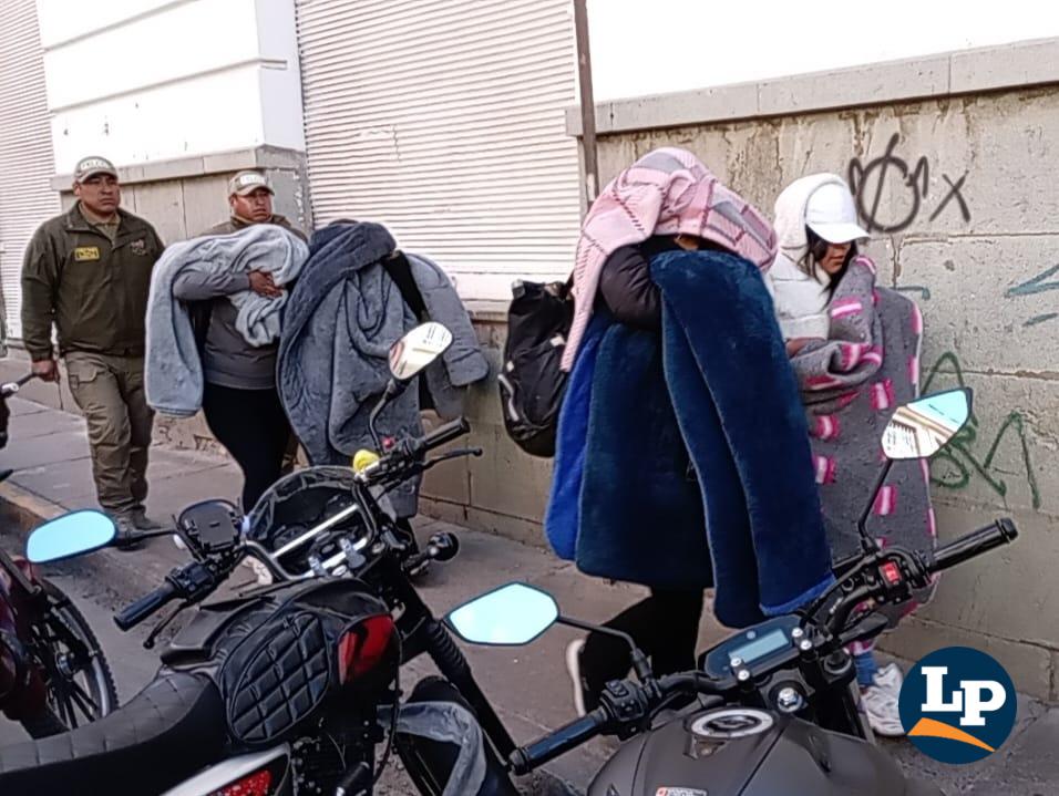 Conducción de las mujeres tras el operativo conjunto