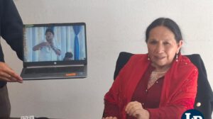 La senadora Yarhui en conferencia de prensa