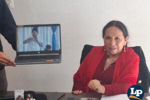 La senadora Yarhui en conferencia de prensa