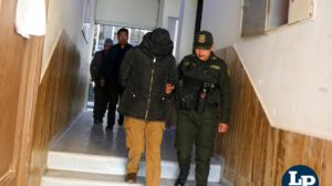 La acusada de robo y lesiones es trasladada por personal policial