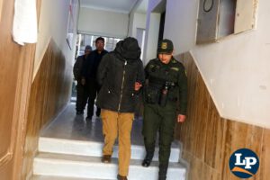 La acusada de robo y lesiones es trasladada por personal policial