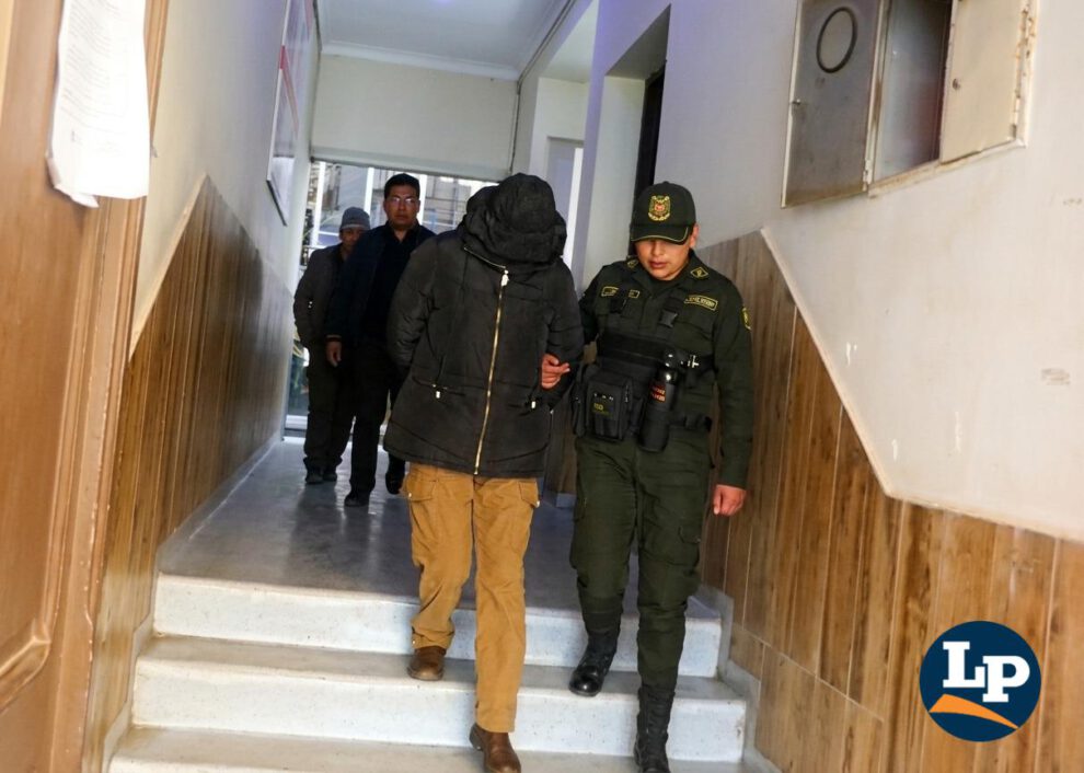 La acusada de robo y lesiones es trasladada por personal policial
