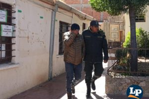 Traslado del sujeto acusado de agredir a su pareja