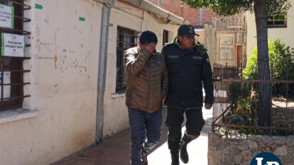 Traslado del sujeto acusado de agredir a su pareja