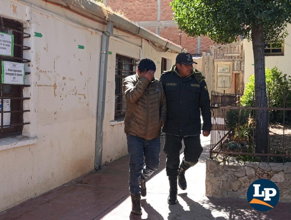 Traslado del sujeto acusado de agredir a su pareja