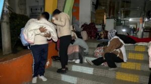 Un grupo de personas espernado ser etendidas