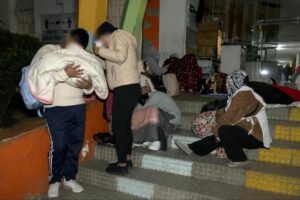 Un grupo de personas espernado ser etendidas