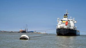 El barco de donde descargarán el combustible.