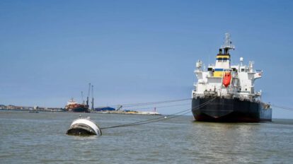 El barco de donde descargarán el combustible.