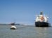 El barco de donde descargarán el combustible.