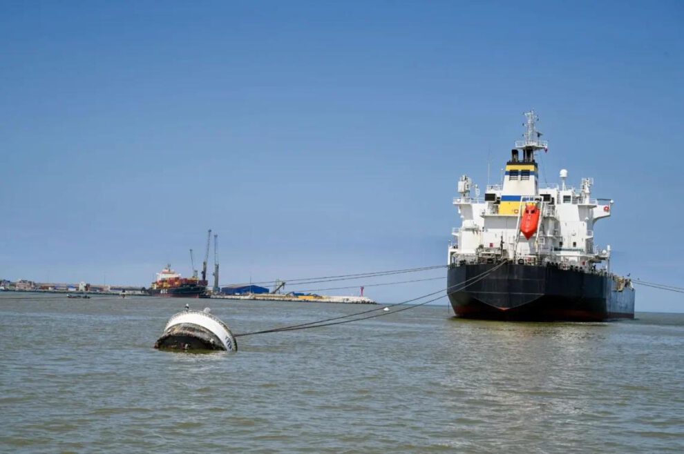 El barco de donde descargarán el combustible.