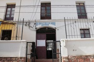 Frontis del recinto penitenciario de San Roque de Sucre