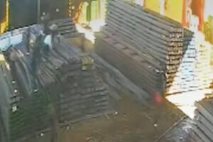 Trabajadores en una empresa de fierros
