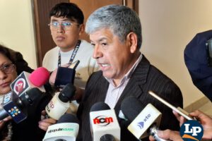 El senador Porcel en conferencia de prensa