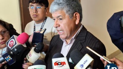 El senador Porcel en conferencia de prensa