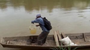 Un hombre en un bote